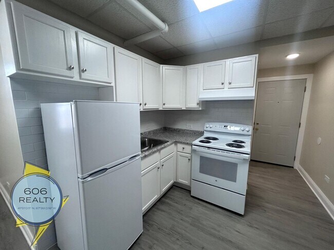 Building Photo - Beautiful Berwyn Apartments on Kenilworth!