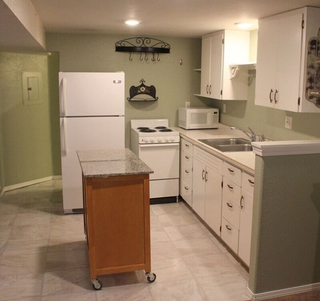 Building Photo - 2720 Heron St