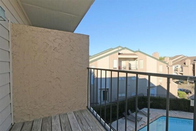 Building Photo - 10855 Meadowglen Ln