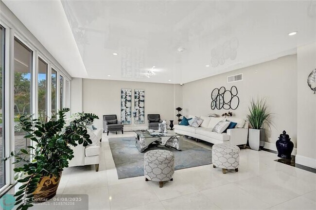 Building Photo - 1150 Hillsboro Mile