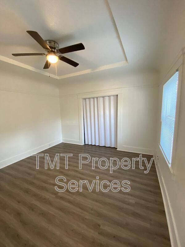 Building Photo - 202-208 W Oak Street