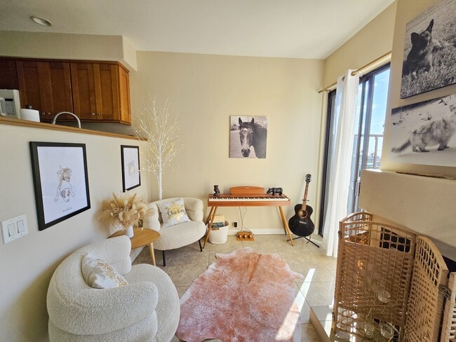 Building Photo - 2070 Oxford Ave