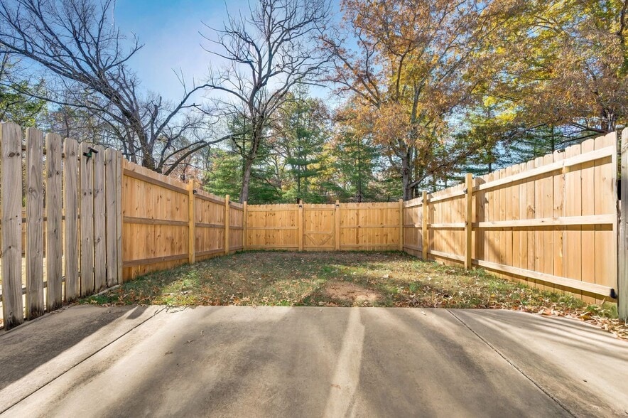 Building Photo - 7213 Rosemary Ct