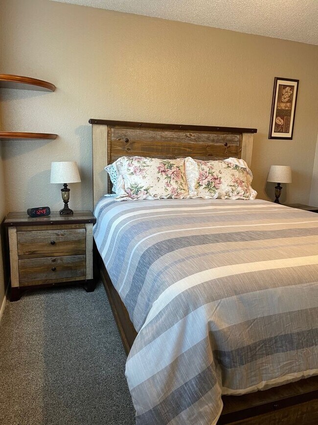 Building Photo - Available May 1st, 2026! Furnished, ground floor unit!