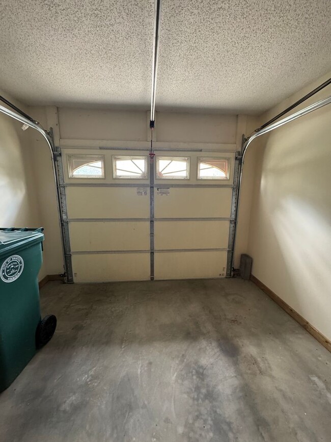 Building Photo - Charming Updated Townhouse in Bristol, VA