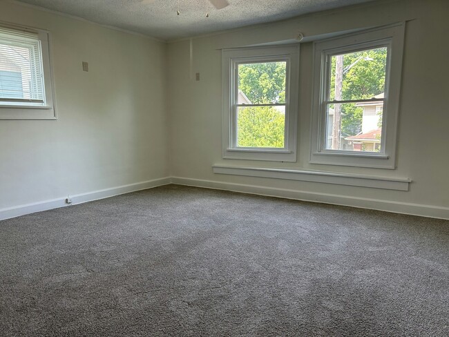 Building Photo - 3127 N Kenwood Ave