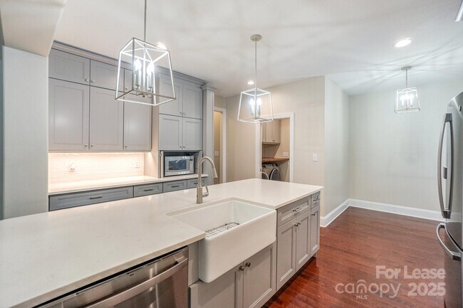 Building Photo - 181 Streamside Pl