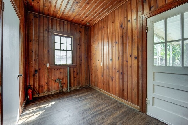 Building Photo - Freshly Updated 3 Bedroom Home