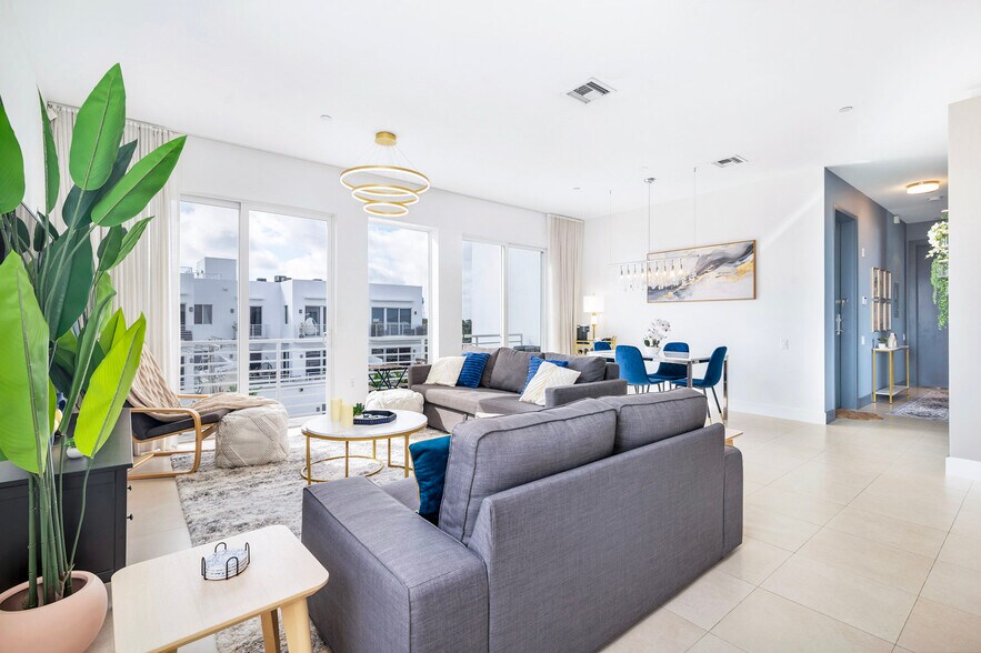 Building Photo - 111 SE 2nd St