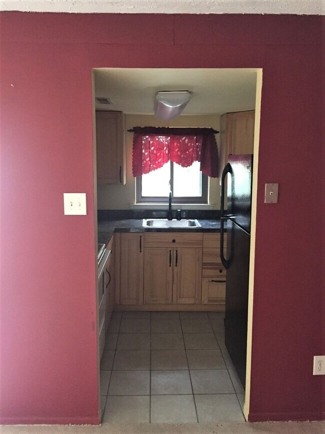 Building Photo - Amazing 1-Bedroom Condo at Bentley Square ...