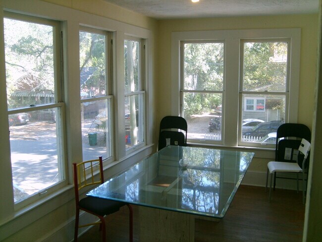 Building Photo - Huge 3 Bedroom, 1 Bathroom Apartment Steps From UF in Fifth Avenue