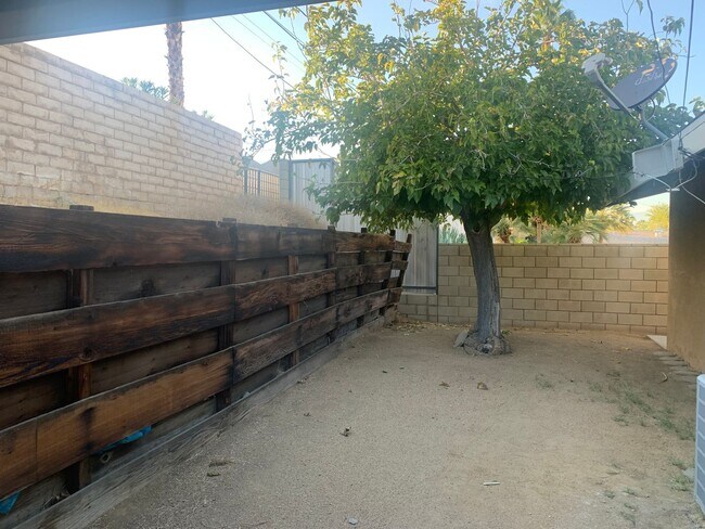 Building Photo - Three Bedroom Home in Beautiful Neighborhood
