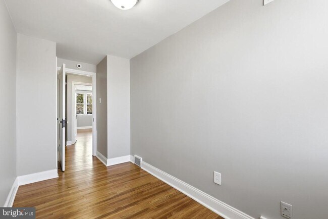 Building Photo - 271 W Wyncliffe Ave