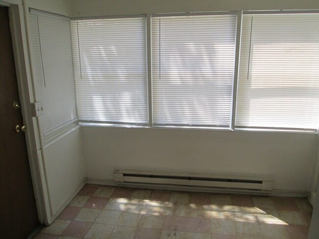 Building Photo - This Home Has 2 Sun Rooms