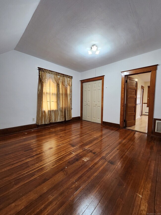 Building Photo - 106 Lyons St