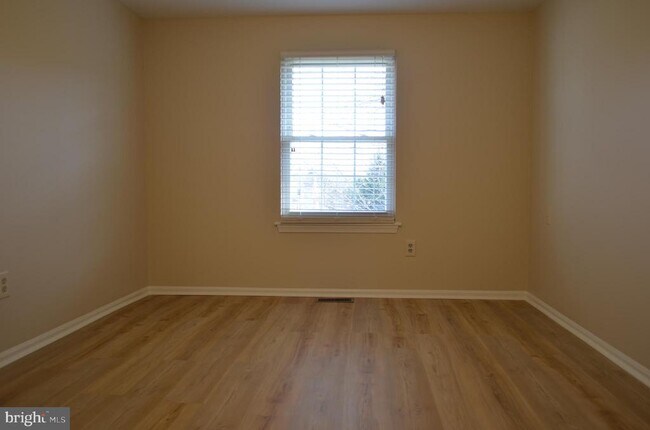 Building Photo - 13 Stanwyck Ct