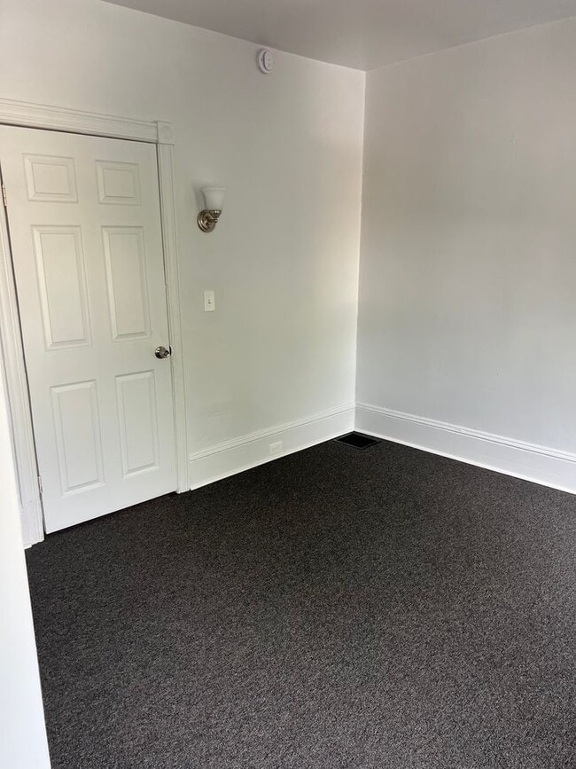 Building Photo - FOUR BEDROOM/ONE BATH ROW