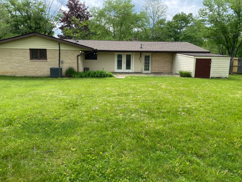 Building Photo - 2302 Lakeview Dr