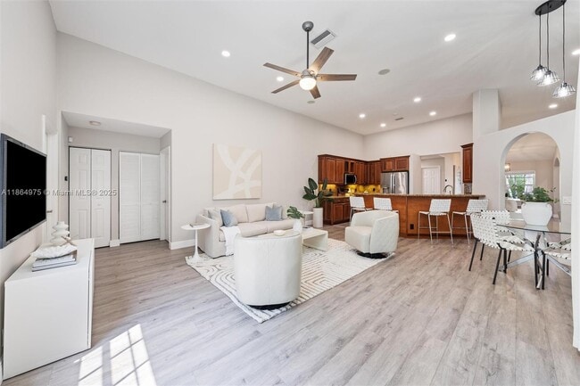 Building Photo - 2587 Jardin Ct
