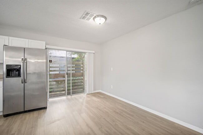 Building Photo - Move in Ready! Modern 3-Bedroom 2-bath Hom...