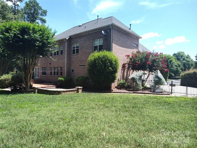 Building Photo - 9009 Hammersley Dr