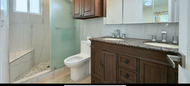 Building Photo - 5921 Fallbrook Ave