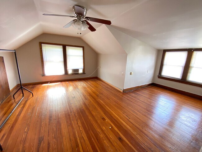 Building Photo - 2084 Waldeck Ave