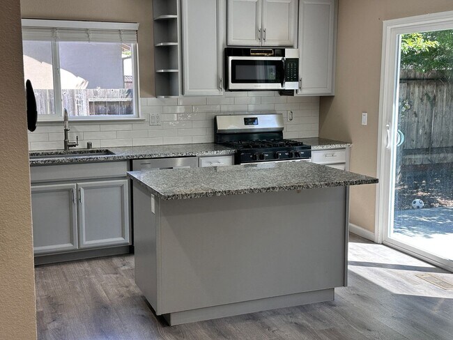 Building Photo - 6 bedroom/ 2.5 bath in Rohnert Park