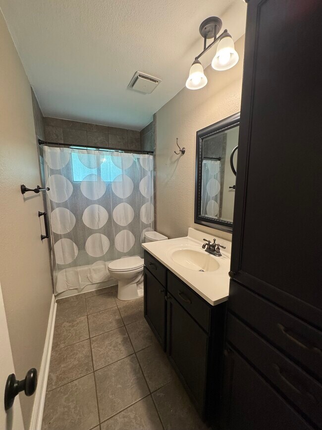 Building Photo - 708 Cielo Dr