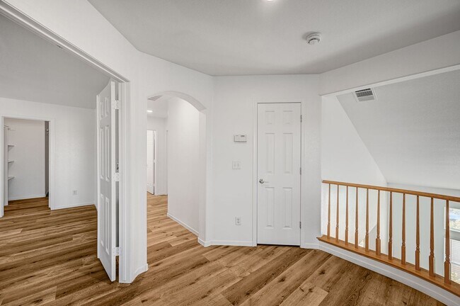 Building Photo - Stunning 4 Bed 2.5 Bath!