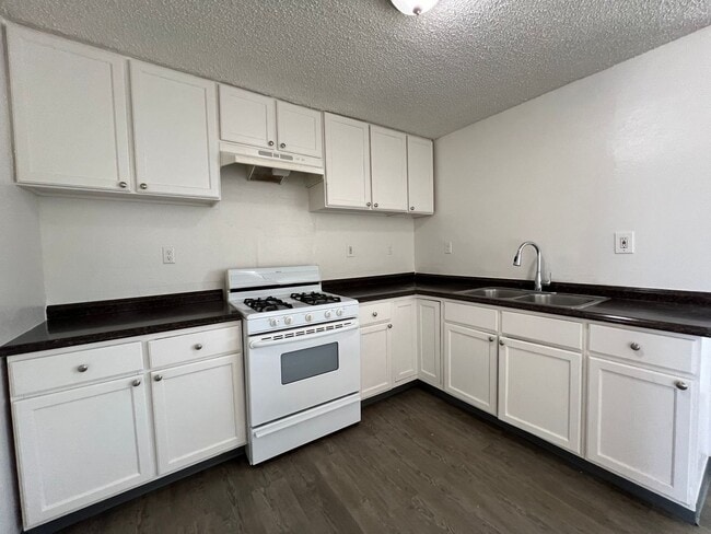 Building Photo - 3 Bedroom 1 bathroom House located near a Schools, Community Park and Public Swimming Pool.