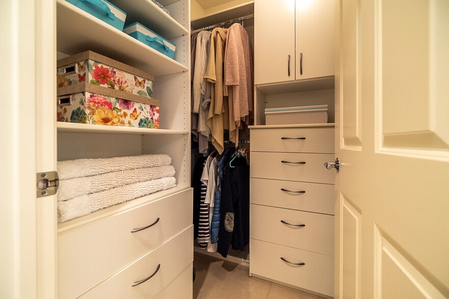 Building Photo - 1556 Hyannis Ln