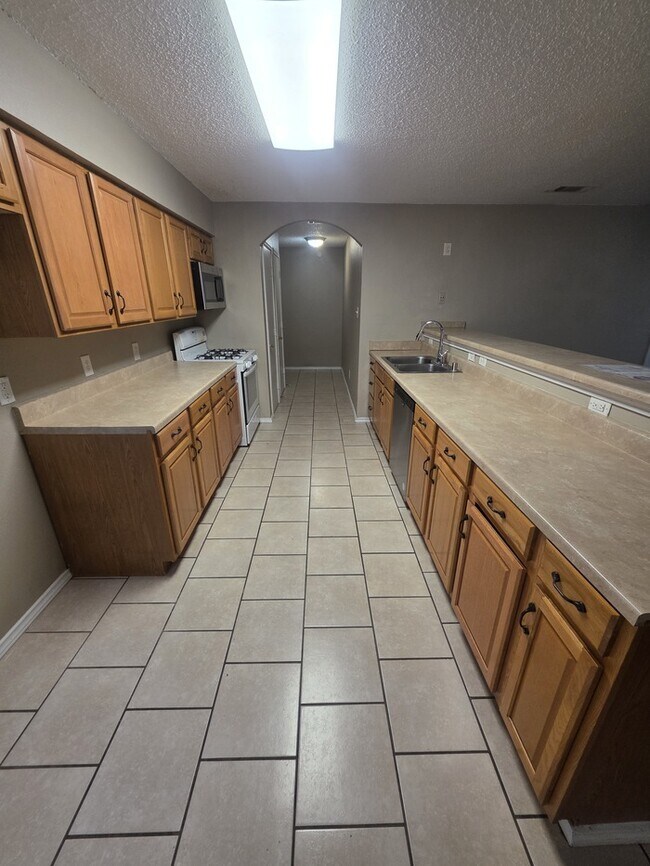 Building Photo - 4 bed 2 bath home