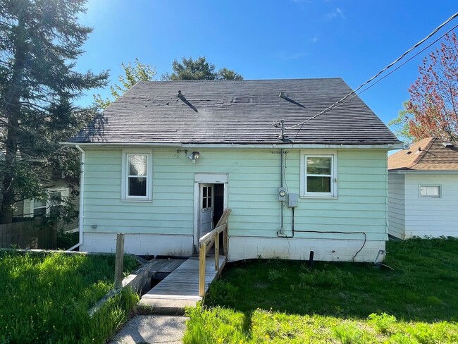 Building Photo - Spacious 6 Bedroom Home