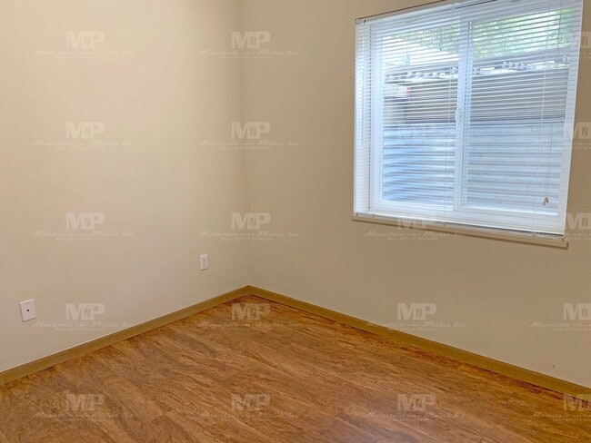 Building Photo - 622 S Loomis Ave