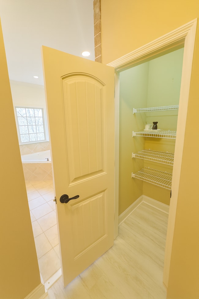 Building Photo - 736 River N Blvd