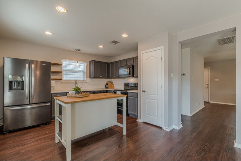 Building Photo - 403 McGarity