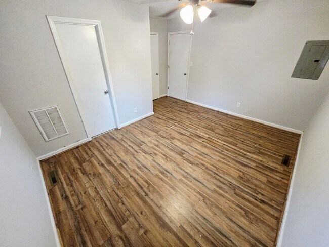 Building Photo - This charming 2 bedroom, 1 bathroom home is now available for rent.