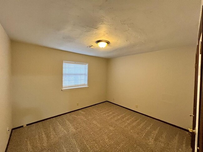 Building Photo - 752 W Forest Dr