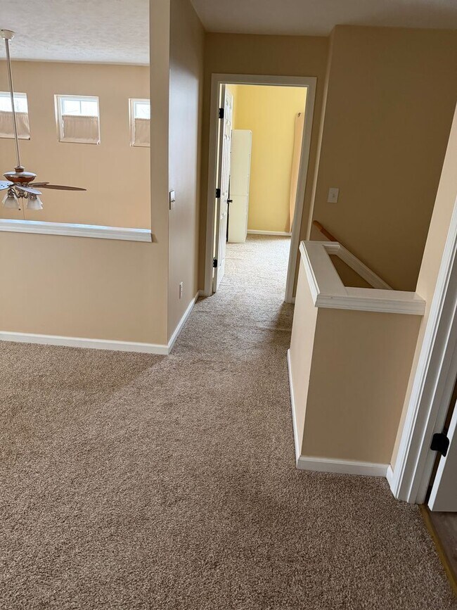 Building Photo - Maintenance Free Living 3 Bed/2.5 Bath