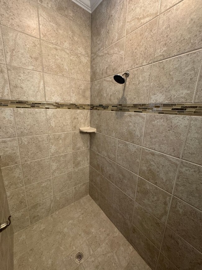 Building Photo - Two Story 5 bedroom, 4.5 bath