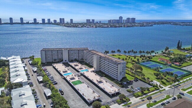 Building Photo - 801 Lake Shore Dr