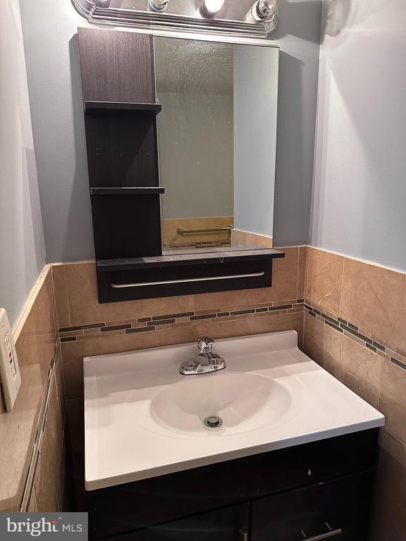 Building Photo - 7000 Forrest Ave