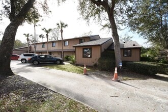 Building Photo - Lovely, 2 bedroom townhome in the Villages...