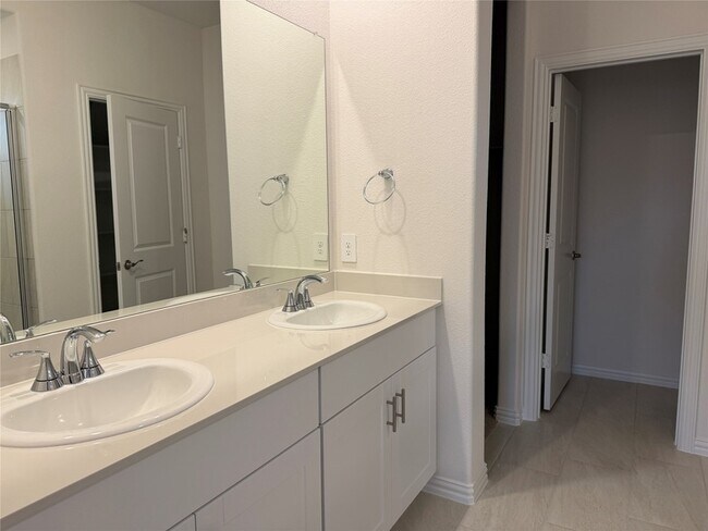 Building Photo - 716 Edgehurst Dr