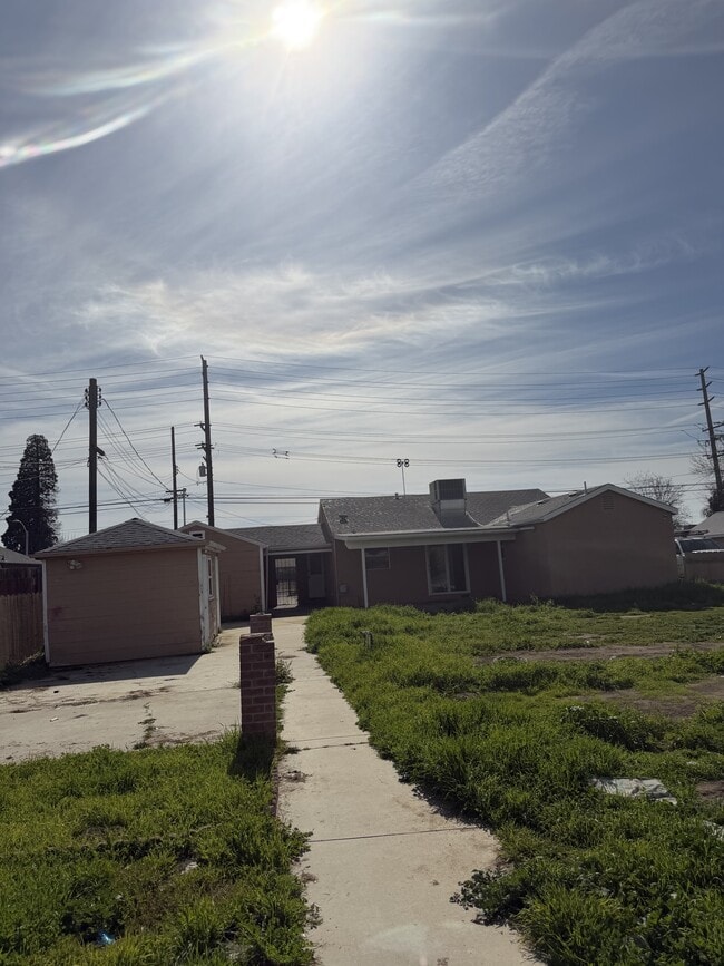 Building Photo - 1004 E K Ave