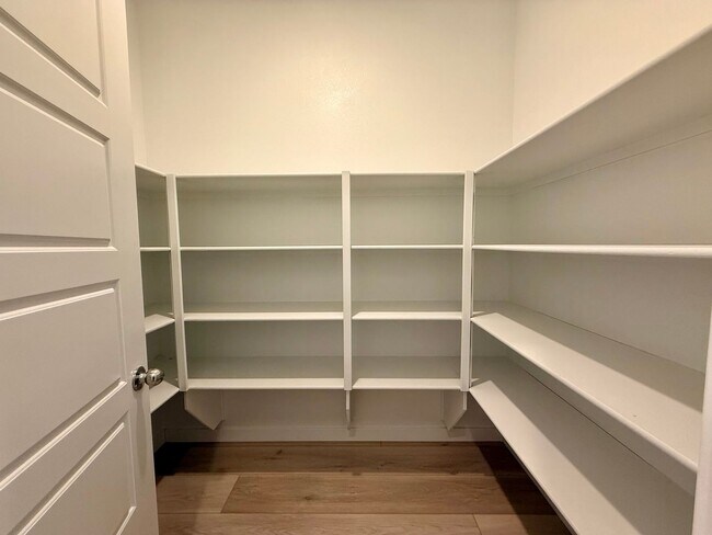Building Photo - 4 BED 3.5 BATH 2 CAR GARAGE HOME w/ LOFT, ...