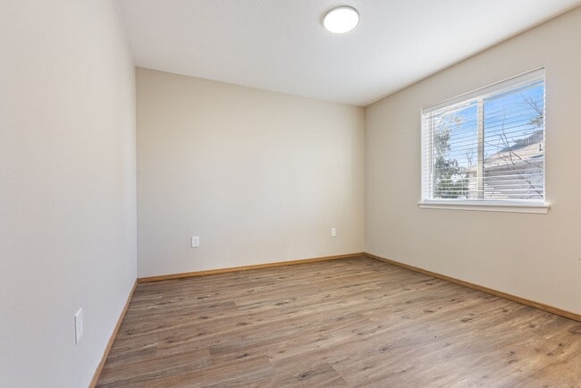 Building Photo - 4 Bed | 2.5 Bath Home with Garage, Yard & Modern Updates – SE Portland