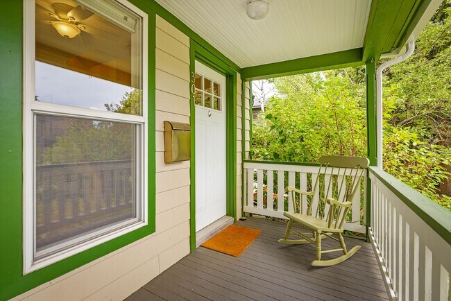 Building Photo - Fully Furnished Northside Bungalow Available for Month of August, 2026