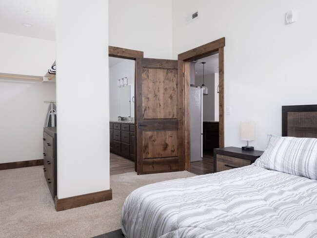 Building Photo - Seasonal Finished 2 BR 2.5 Bath with attac...